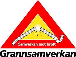 Logotyp för Grannsamverkan. I en röd triangel syns en avbruten kofot mot gul botten. I den röda triangeln står det Samverkan mot brott i vitt. Under triangeln står det Grannsamverkan i svart med kursiv stil.