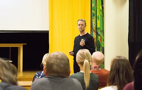 Mikael Hill föreläser på Munkedals Utvecklingscentrum inför publik
