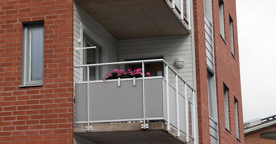 Foto på två balkonger oavanför varandra i ett flerfamiljshus