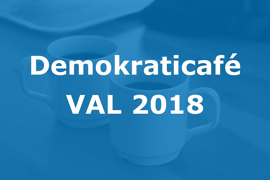 Bildtext "Demokraticafé - VAL 2018" på blå bakgrund där två kaffekoppar syns