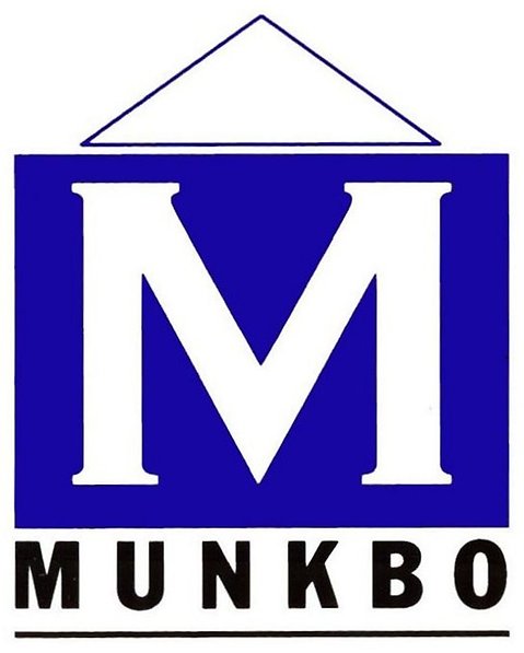 Bild av Munkbos logotyp. En vit trekant ligger ovanpå en mörkblå kvadrat som har ett stort vitt M i sig. Under kvadraten står det MUNKBO med stora bokstäver.