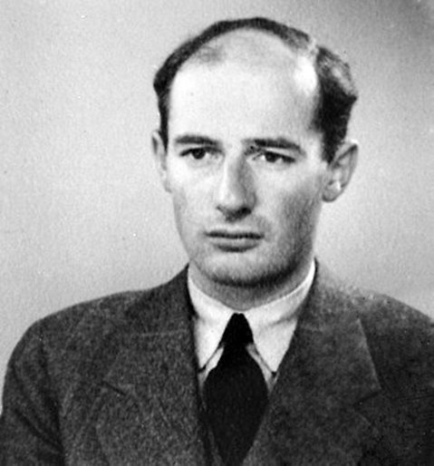 Svartvitt fotografi av Raoul Wallenberg. Han är klädd i kavaj med vit skjorta och mörk slips och ser allvarsam ut.