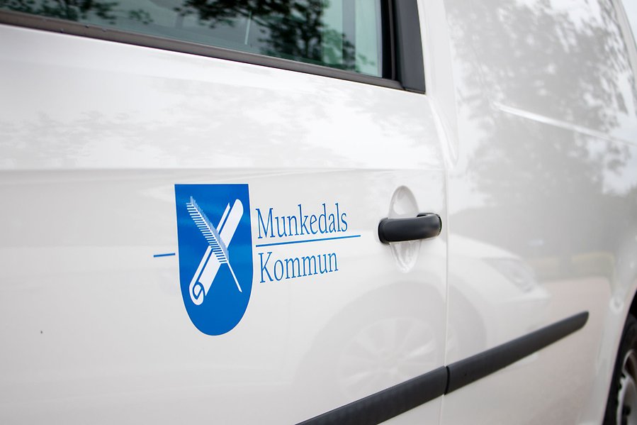 Bild på bildörr med Munkedals kommuns logotyp
