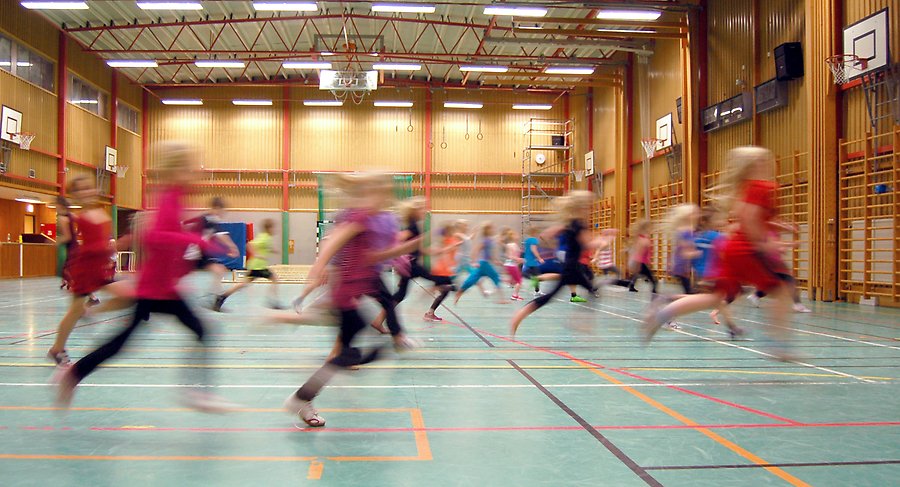 Barn som springer i en idrottshall