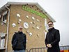 Kulturutvecklare JanOlof Karlsson och konstnären Sinisha Bozunovic står framför konstverket på Centrumskolan i Dingle.