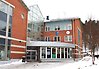 Bild på entrén till Munkedals kommunhus. Snö på marken.