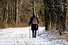 Person som promenerar med stavar på vinterväg