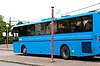 Bild på blå buss vid hållplats