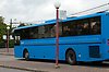 Blå buss på busstation