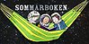 Tecknad bild på tre barn med astronauthjälmar på sig. Barnen sitter i en grön och gulrandig hängmatta i rymden och läser en bok.