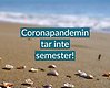 Bild på sandstrand med texten "Coronapandemin tar inte semester!"