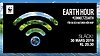 Bild från WWF, Världsnaturfonden, som berättar om Earth Hour. Bilden består av an svart platta ovanpå en bild på en sjö och grönskande träd. På plattan finns en wifi-symbol där bakgrundsbilden syns igenom samt en en bild på Jorden. I vit text står det Earth Hour, £connect2earth, för att du och naturen hör ihop. Släck! 30 mars 2019, kl. 20.30.