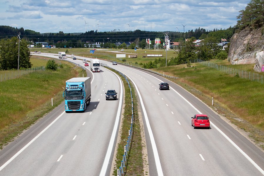 Bild på motorväg med bilar och lastbilar.