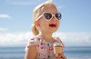 flicka med solglasögon äter glass en sommardag