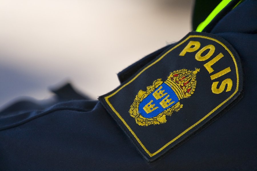 Foto på en mörkblå jackärm med Polisens emblem på. Ovanför emblemet står det Polis med stora bokstäver.
