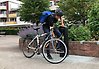 Cyklist som fyller på luft i ett cykeldäck