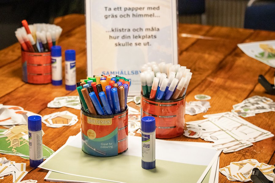 Färgglada pennor och pysselmaterial på ett bord