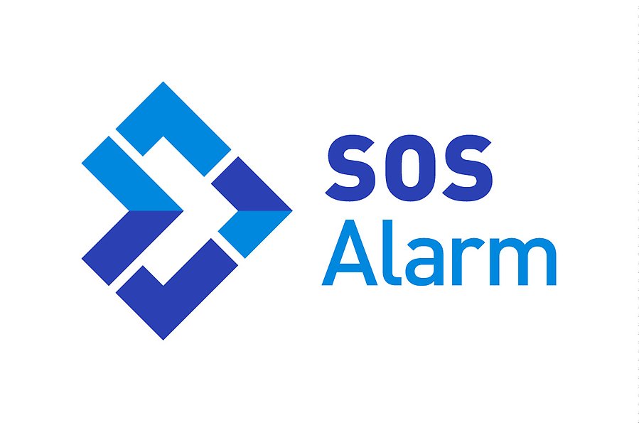 I mörkblått och ljusblått står det SOS Alarm. Till vänster syns en ikon som liknar en pil som pekar mot texten.
