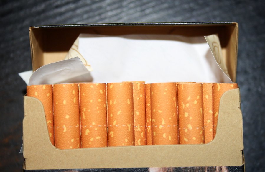 Foto på ett öppnat cigarettpaket.