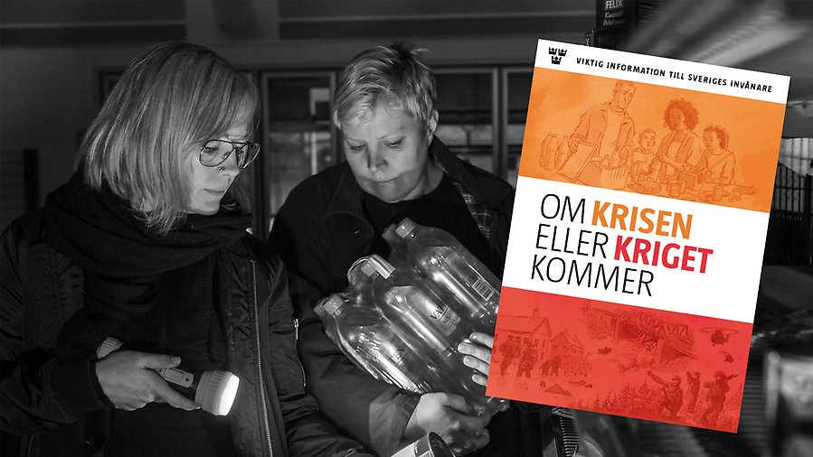Bild på två kvinnor som lyser på vattenflaskor med en ficklampa, samt bild på broschyren "Om krisen eller kriget kommer"