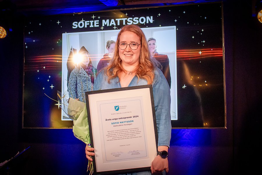 Bilden visar pristagaren i Årets unga entreprenör 2024, Sofie Mattsson, Västkustens Hovslageri