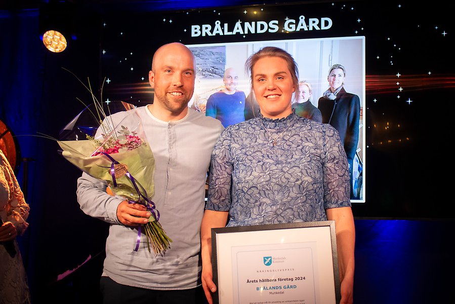 Bilden visar pristagarna för Årets hållbara företag, Brålands Gård Munkedal.