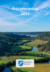 Landskapabild på en älv som mynnar ut i hav. 