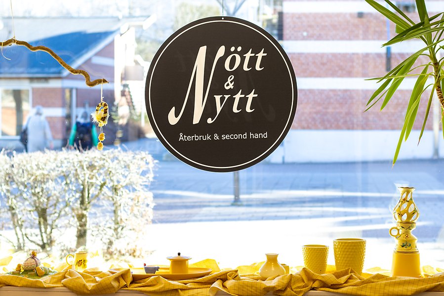Skyltfönster med skylten: Nött och Nytt - återbruk och second hand
