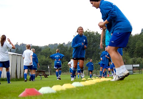 Människor som spelar fotboll.