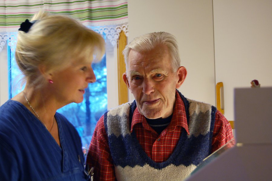 Foto på en kvinna och en man som står vid en spis.