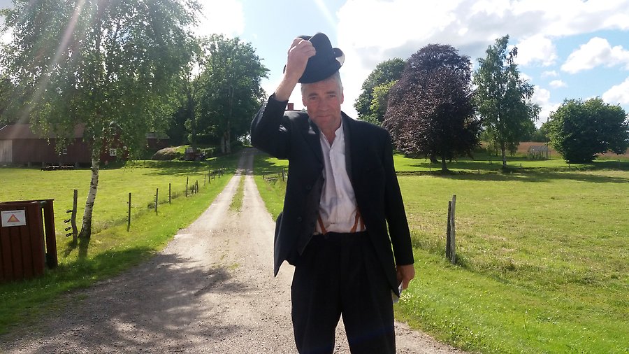 Personer står på ett fält i gammaldags militäruniformer och återskapar slaget vid Kvistrum.
