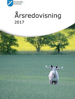 Bild på försättssidan av årsredovisningen för 2017. I text står det Munkedals kommun, årsredovisning 2017. Kommunens kommunvapen syns och ett foto på en vit älg i en havreåker. I bakgrunden anas en allé och rapsfält.