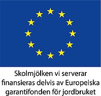 Europeiska Unionens logotype med stjärnor i en cirkel. Under logotypen står det Skolmjölken vi serverar finansieras delvis av Europeiska garantifonden för jordbruket.