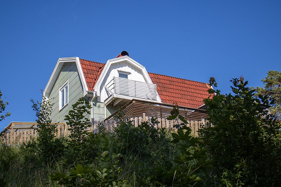 Ett hus inbäddat i grönska