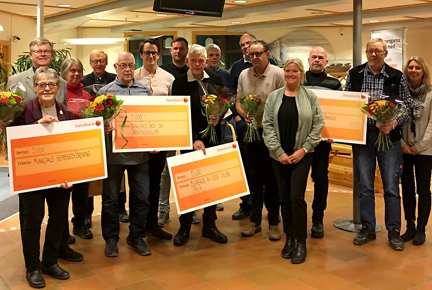 Representanter från verksamheter visar upp sina stipendier.