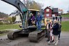 Kommunalrådet och projektörer inviger byggarbetsplatsen.
