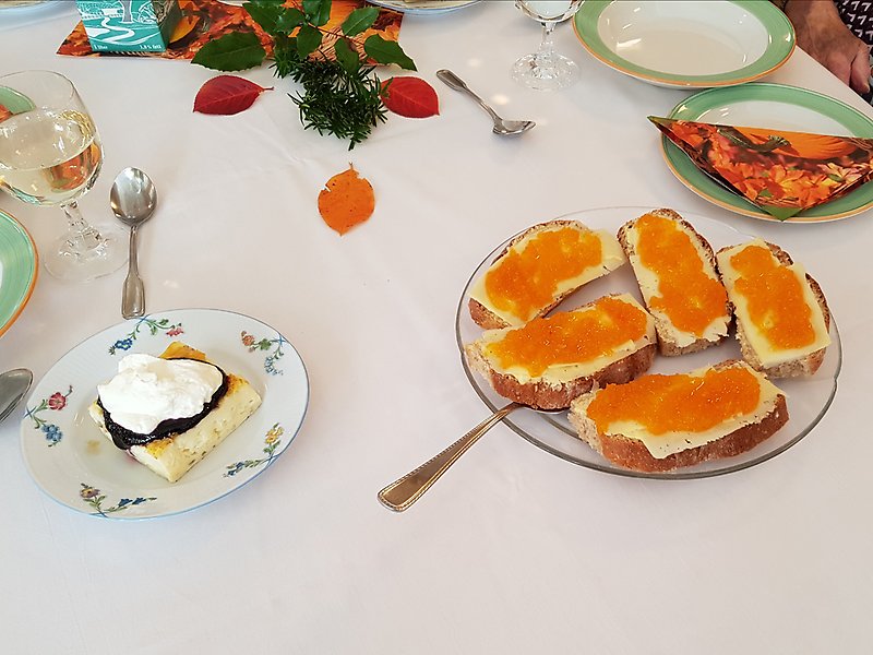 Kalvdans och bröd med ost och morotsmarmelad