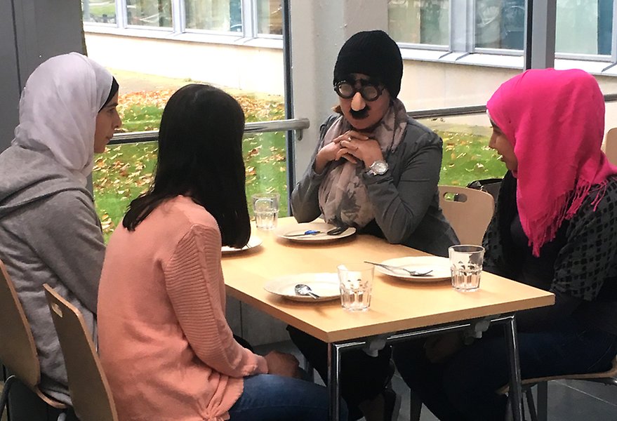 Elever från Munkedal framför en scen ur pjäsen