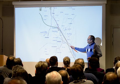 Mats Tillander, sektorchef samhällsbyggnad, berättar om kommunens markplaner.