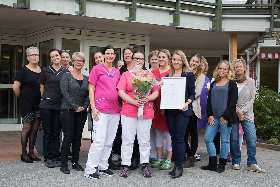 Personalen på Sörbygården tar emot priset Guldtanden