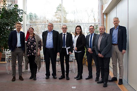Från vänster: Anders Danielsson, landshövding. Åsa Karlsson, kommunstyrelsens ordförande. Per-Arne Brink, byggnadsnämndens ordförande. Lenny Lämber, länsstyrelsen. Ann-Sofie Alm, andre vice ordförande kommunstyrelsen. Håkan Sundberg, kommunchef. Karl-Anders Andersson, vice ordförande kommunstyrelsen. Mikael Appelqvist, länsstyrelsen.
