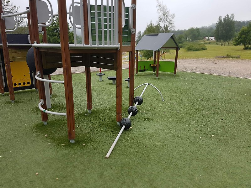 Bild på den vandaliserade lekplatsen med konstgräs.
