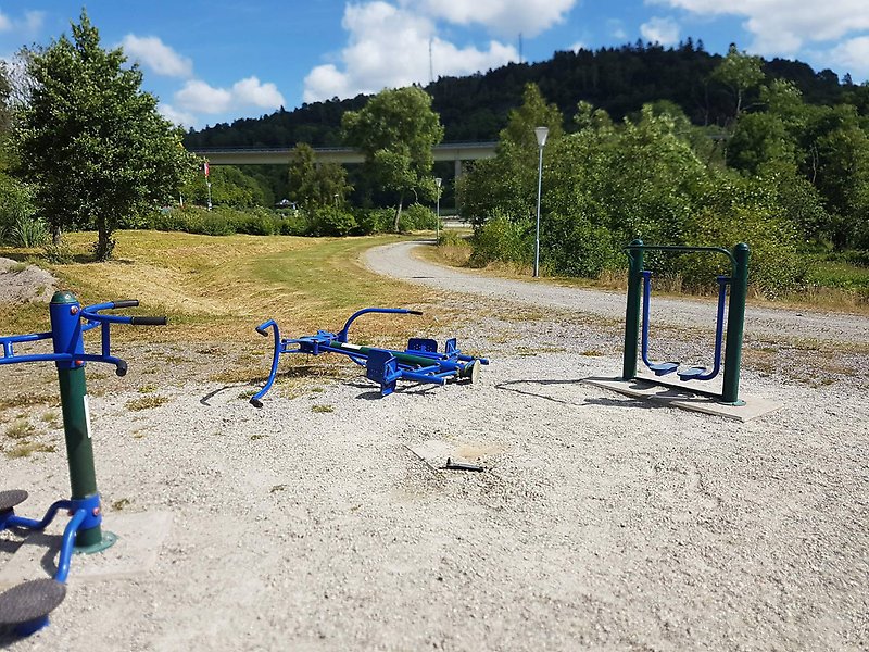Bild på det vandaliserade utegymmet. Utegymmet är i blå metall. En av "maskinerna" är vält.