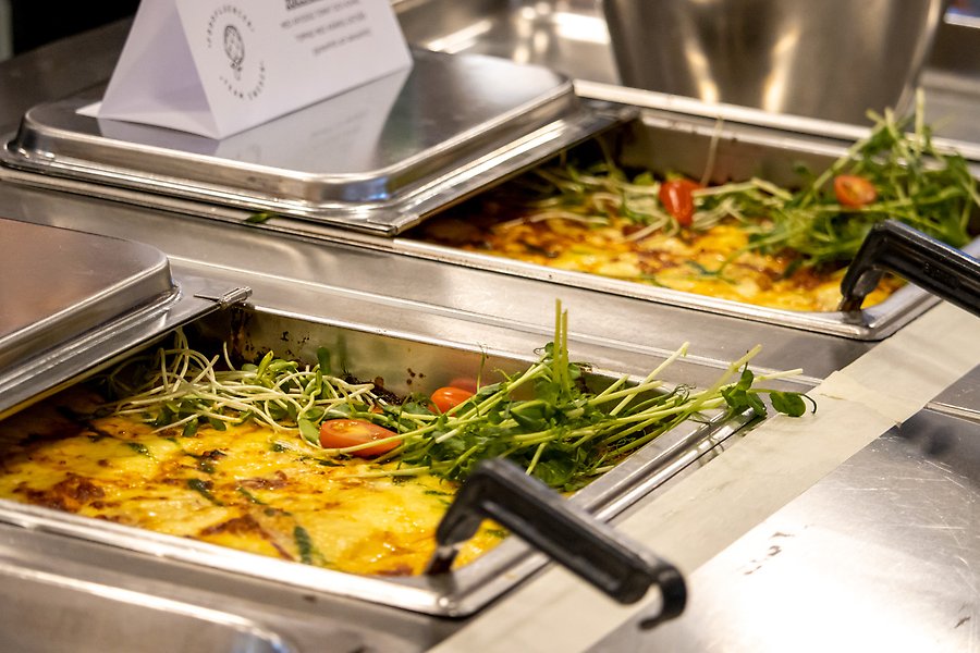 Serveringskantiner med lasagne och grönsaker