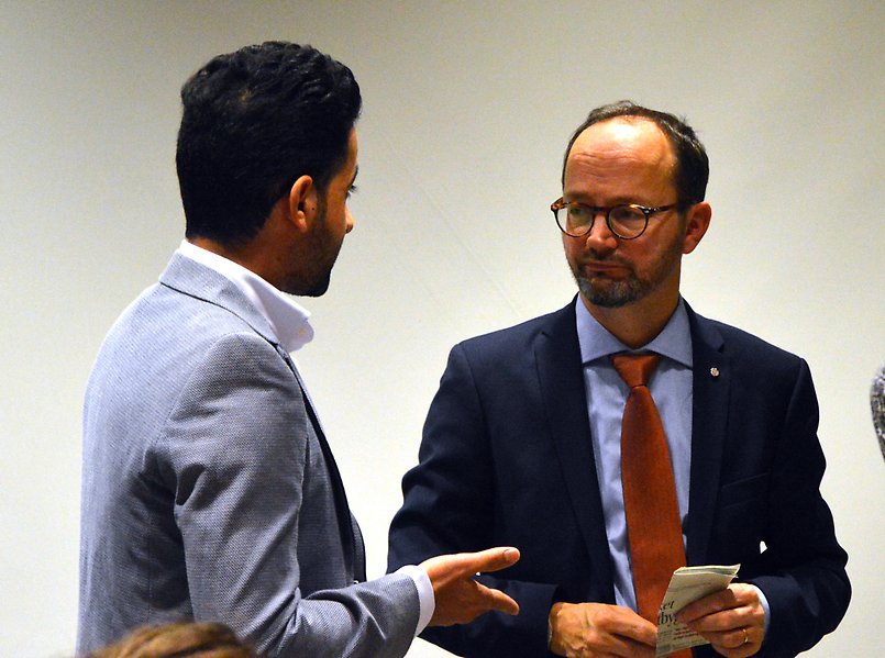 Infrastrukturminister Tomas Eneroth i samtal med en person