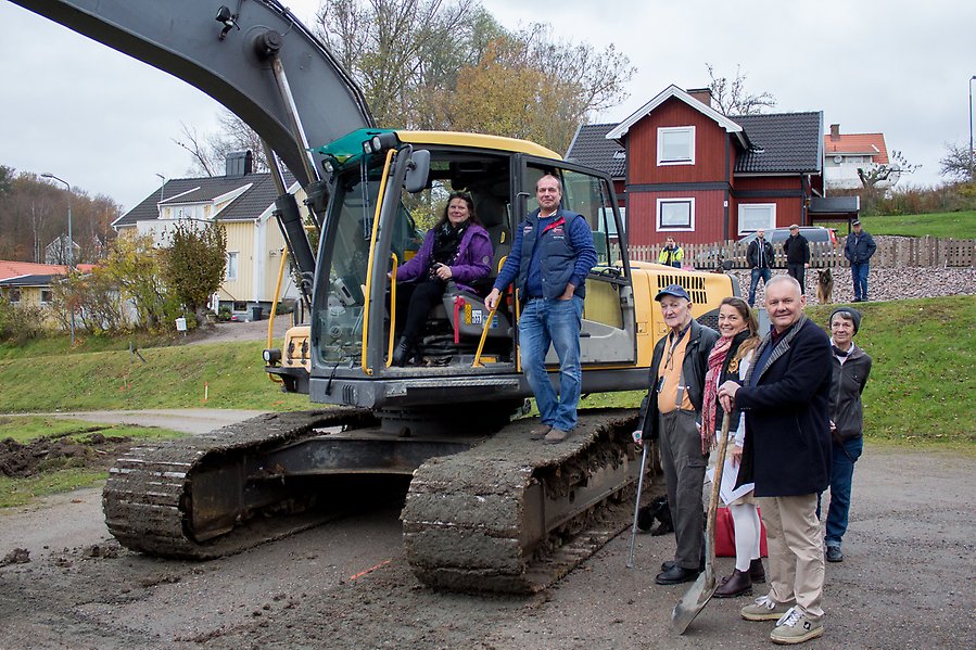 Kommunalrådet och projektörer inviger byggarbetsplatsen.