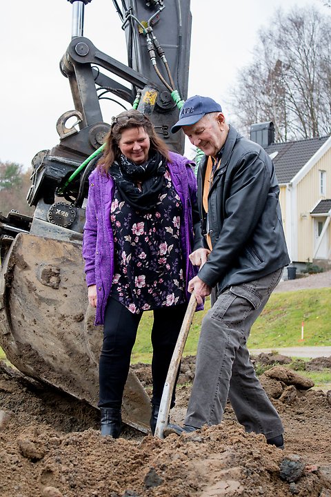 Åsa Karlsson och Bertil Andersson tar första spadtaget